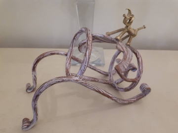 Кованые изделия для декора интерьера - бутылочница