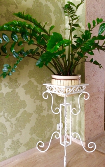 Кованые изделия для декора интерьера - цветочница