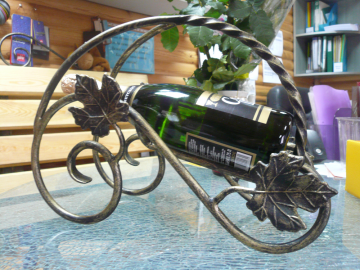 Кованые изделия для декора интерьера - виная подставка